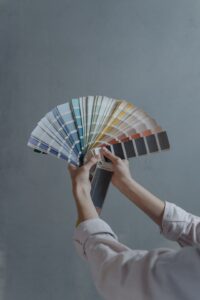 Consultanță cromatică cu paletar, pe fundal gri