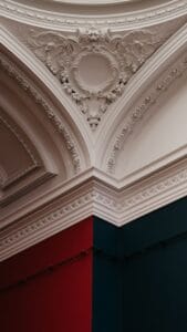 Tavan ornamentat cu profile decorative clasice